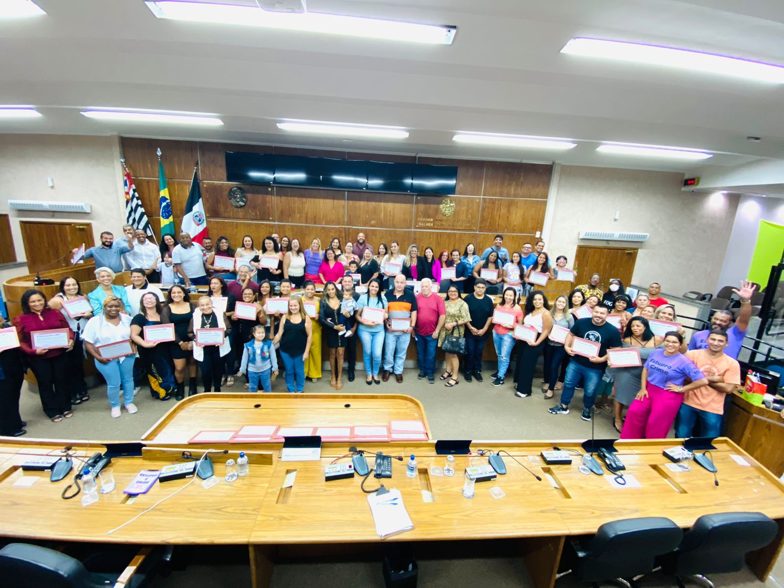 Entrega do Certificado de Honra ao Mérito à Equipe de Saúde.